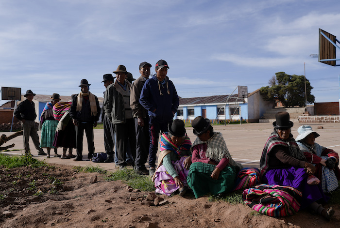 Indígenas aymaras hacen fila para votar durante las elecciones judiciales en Bolivia.