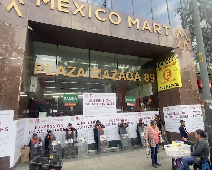 Policías resguardan Plaza Izazaga 89 