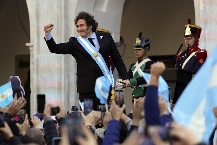 Javier Milei asiste a una ceremonia para celebrar el 214 aniversario de la Revolución de Mayo.