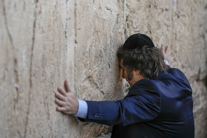 Javier Milei ora en el Muro de los Lamentos en la Ciudad Vieja de Jerusalén.