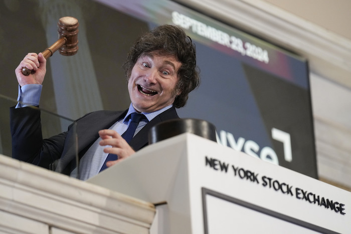 Javier Milei posa para fotografías después de tocar la campana de apertura en la Bolsa de Valores de Nueva York.