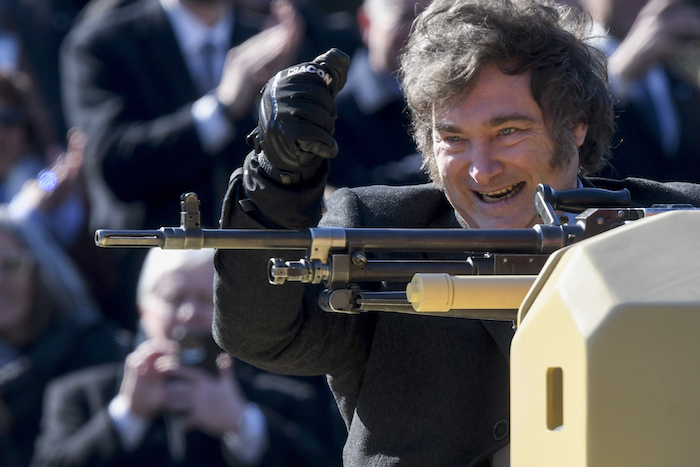 Javier Milei sube a un tanque blindado durante un desfile militar que celebra el Día de la Independencia en Buenos Aires.