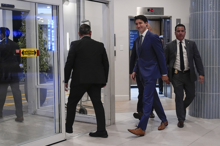 Justin Trudeau camina en el vestíbulo del Hotel Delta por Marriott el viernes 29 de noviembre de 2024.