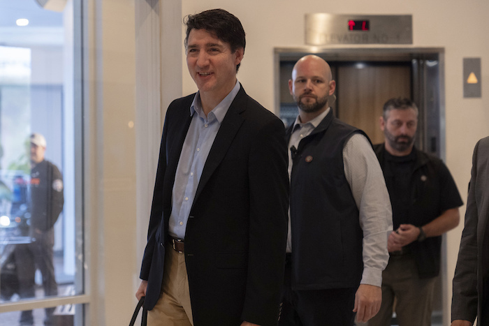 Justin Trudeau camina por el vestíbulo del Delta Hotel by Marriott.