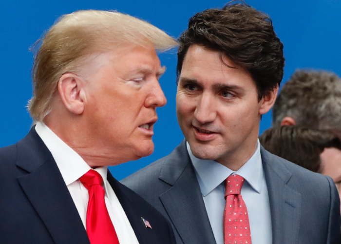 Justin Trudeau y Donald Trump hablan antes de una reunión.