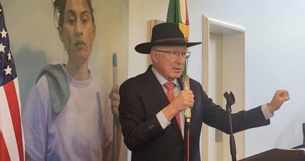 Ken Salazar, Embajador de Estados Unidos en México, habló de la posibilidad de que haya deportaciones masivas con la llegada de Donald Trump a la Presidencia de Estados Unidos.