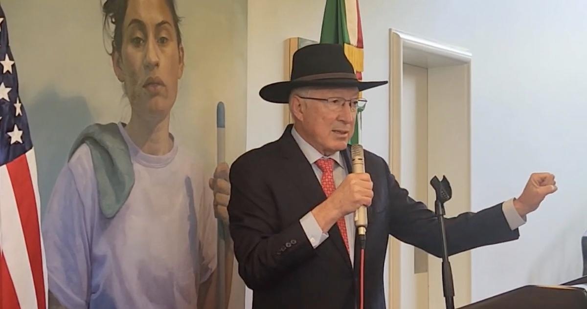 Ken Salazar, Embajador de Estados Unidos en México, habló de la posibilidad de que haya deportaciones masivas con la llegada de Donald Trump a la Presidencia de Estados Unidos.