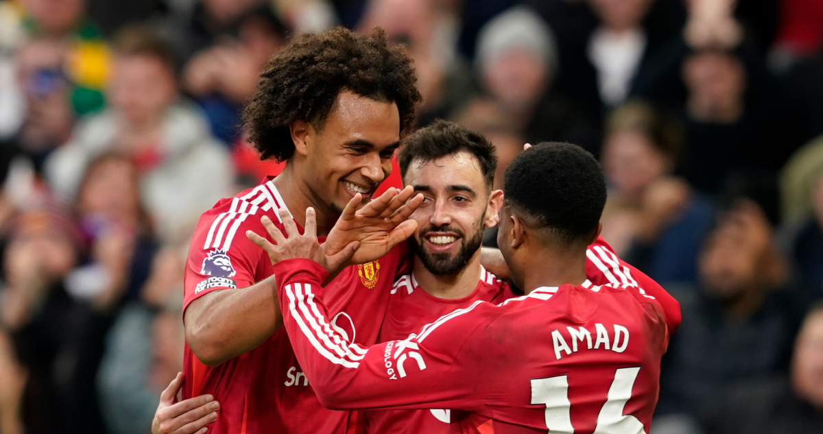 Joshua Zirkzee (izquierda) celebra con sus compañeros tras anotar un gol para el Manchester United ante Everton en la Liga Premier, el domingo 1 de diciembre de 2024.