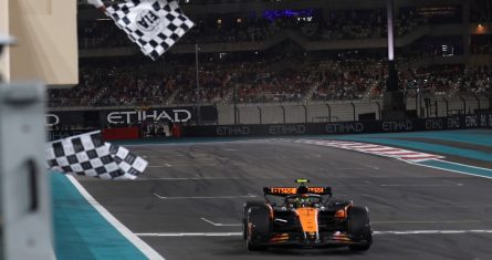 Lando Norris cruza la meta para ganar el Gran Premio de Abu Dhabi.