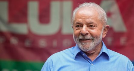 El Presidente de Brasil, Lula da Silva, se recupera en la UCI tras una cirugía para drenar hemorragia cerebral, informa hospital.