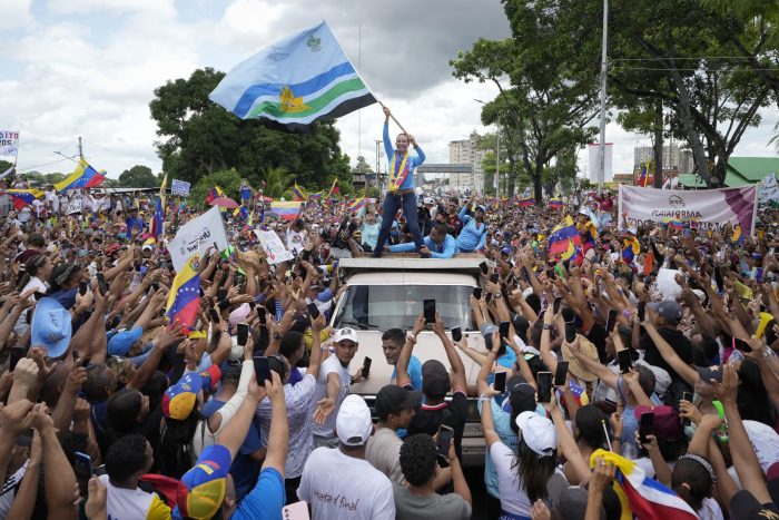 La líder opositora María Corina Machado ondea una bandera del estado de Monagas.