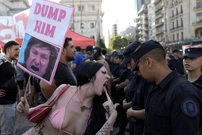 Una manifestante contra el Gobierno se burla ante la policía que custodia el Congreso en Argentina.