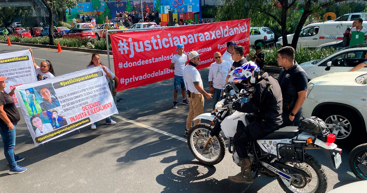 Manifestantes bloquean circulación sobre Periférico Sur