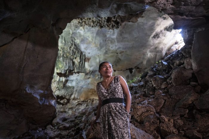 Maribel Ek al interior de un cenote