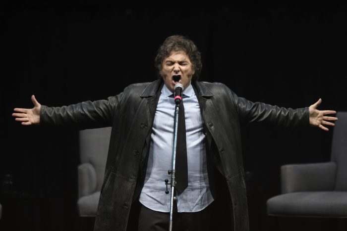 El Presidente argentino, Javier Milei, canta en un acto promocional de su nuevo libro.