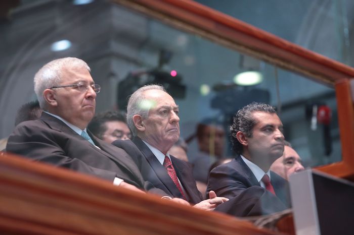 En la foto están los exgobernadores Emilio Chuayffet Chemor y Alfredo Baranda García, y Enrique Ochoa Reza, presidente nacional del PRI, durante la toma de protesta de Alfredo del Mazo Maza, en 2017, como Gobernador del Estado de México.