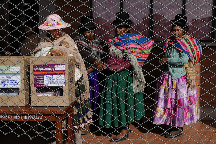 Mujeres aymaras hacen fila para emitir su voto durante las elecciones judiciales en Bolivia.