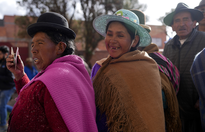 Mujeres aymaras se forman para votar en las elecciones judiciales que se realizan en Bolivia.