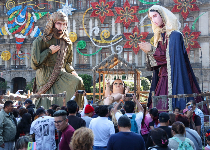 Niño Dios gigante en el Zócalo de la Ciudad de México.