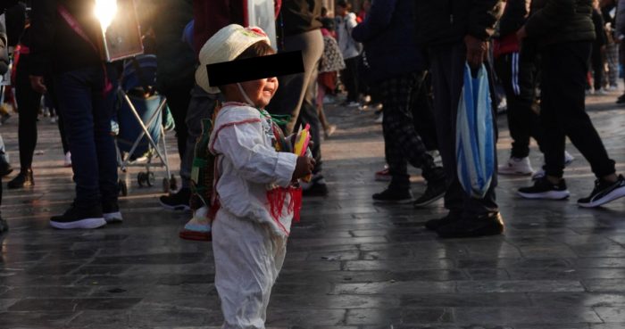 Niño peregrino en la Basílica de Guadalupe.