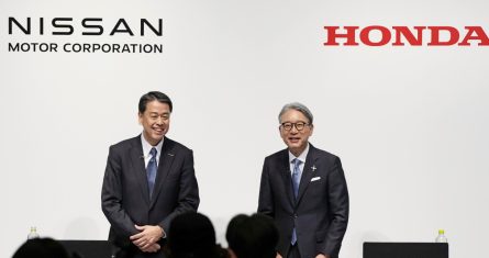 Honda y Nissan dijeron que habían firmado un memorando de entendimiento el lunes y que el miembro más pequeño de la alianza de Nissan, Mitsubishi Motors, también había acordado unirse a las conversaciones para integrar sus negocios.