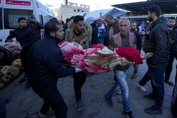 Palestinos llevan el cuerpo de un familiar muerto