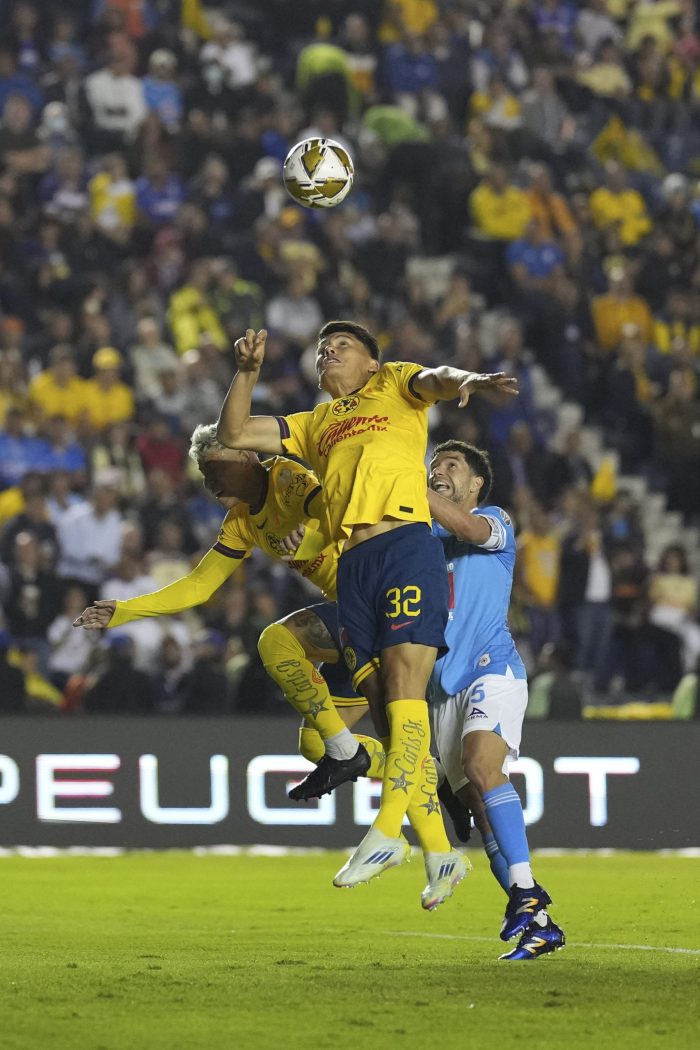 Miguel Vázquez, disputa una pelota ante Ignacio Rivero de Cruz Azul, por las semifinales del torneo Apertura en la Ciudad de México