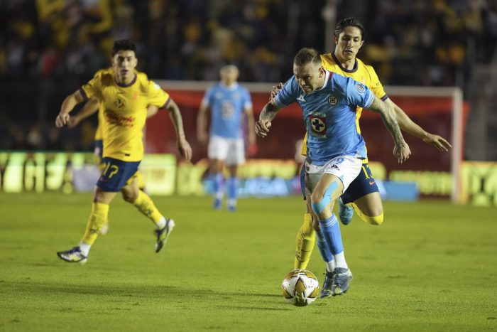 El jugador de Cruz Azul, Rodolfo Rotondi, acarrera el balón durante un partido ante el América por las semifinales del torneo Apertura mexicano