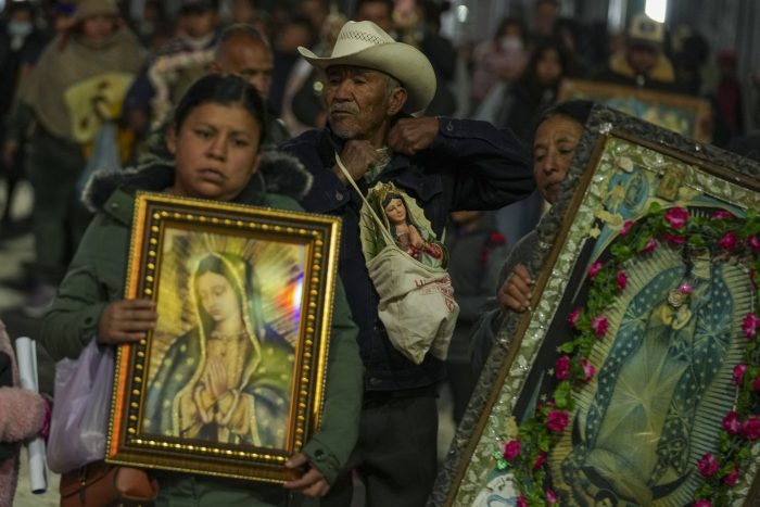 Peregrinos con imágenes de la Virgen