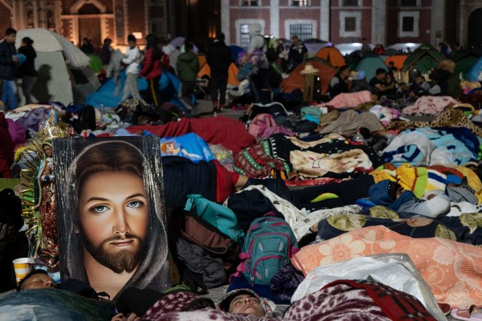 Peregrinos duermen en la Basílica