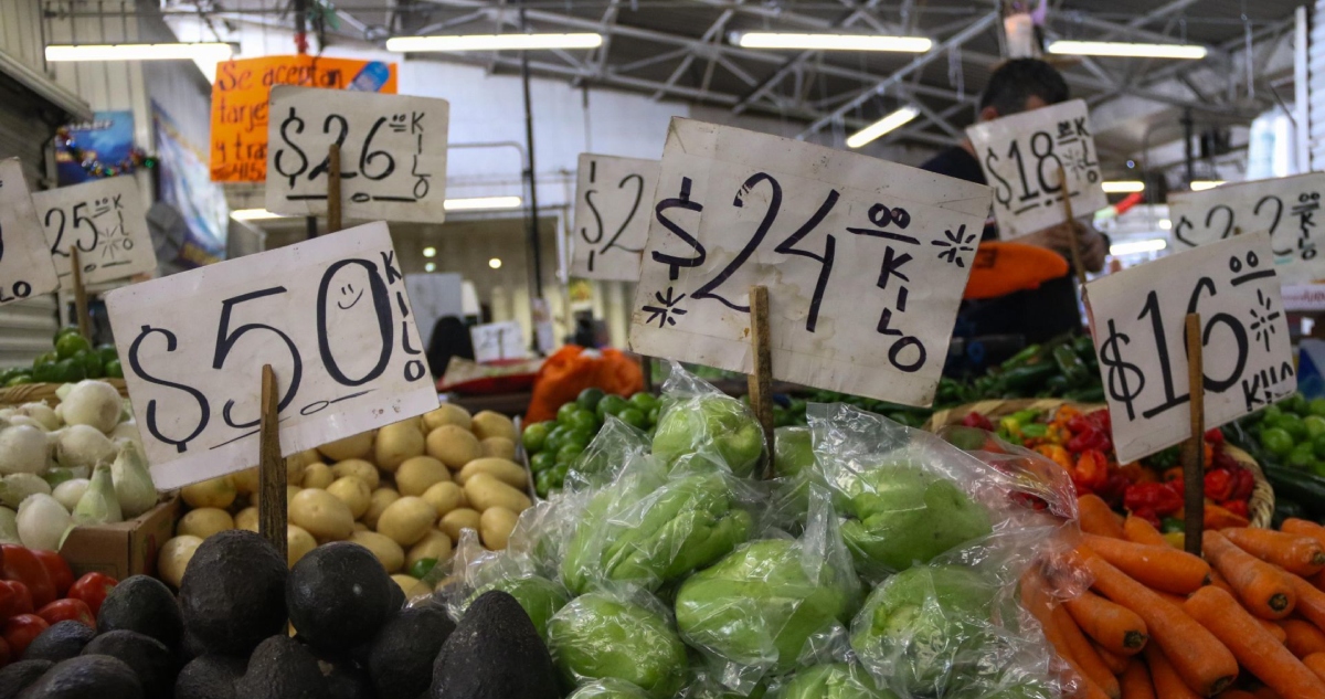 Los precios de alimentos en el puesto de un mercado de la Ciudad de México.