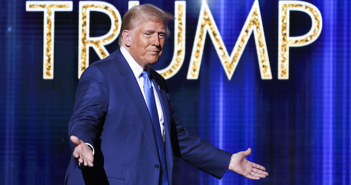 Donald Trump sube al escenario para pronunciar un discurso en los FOX Nation Patriot Awards.