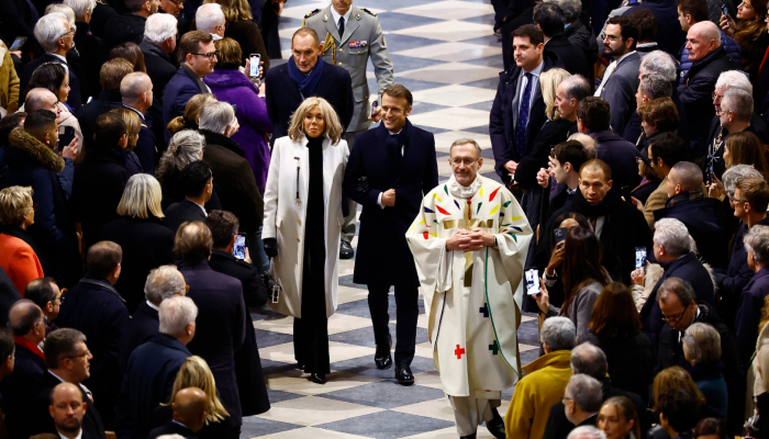 El evento en Notre Dame era tanto solemne como histórico. El arzobispo Laurent Ulrich presidió la misa matutina, incluyendo la consagración de un nuevo altar de bronce.