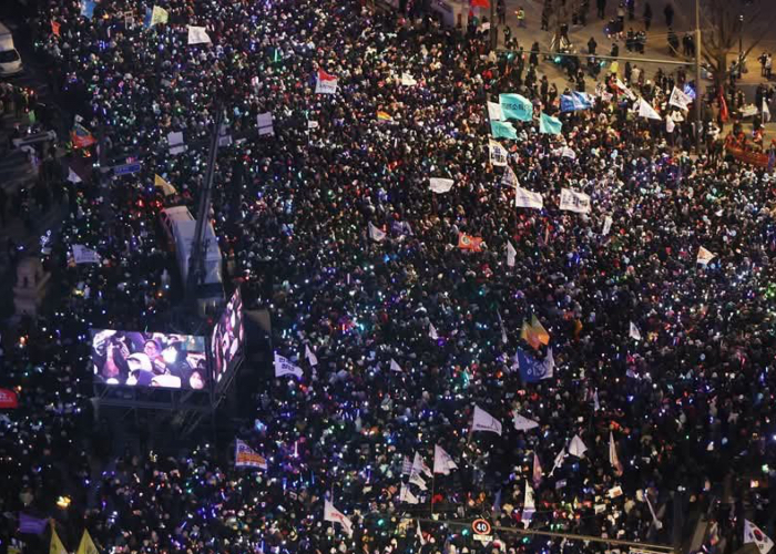 Los manifestantes contra el expresidente destituido Yoon Suk Yeol protestaron frente al Palacio de Gyeongbok con canciones de K-pop.