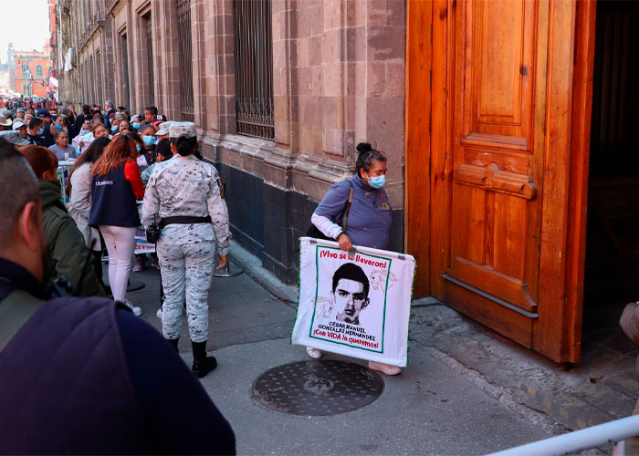 Claudia Sheinbaum se reúne en Palacio Nacional con los padres de los 43 de Ayotzinapa.