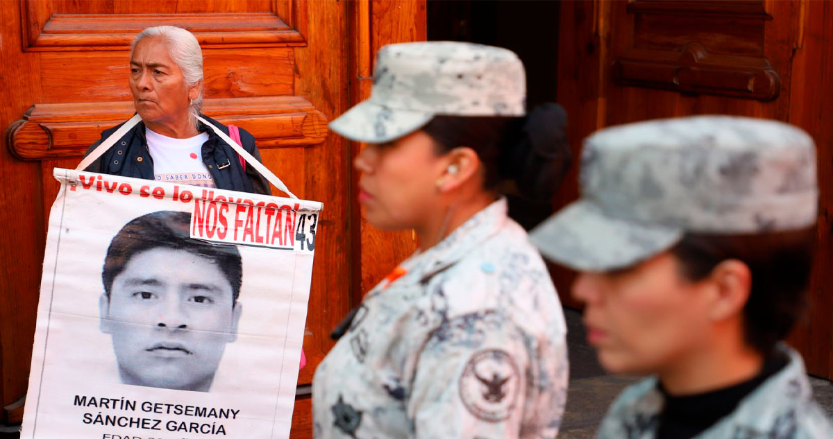 Claudia Sheinbaum se reúne en Palacio Nacional con los padres de los 43 de Ayotzinapa.