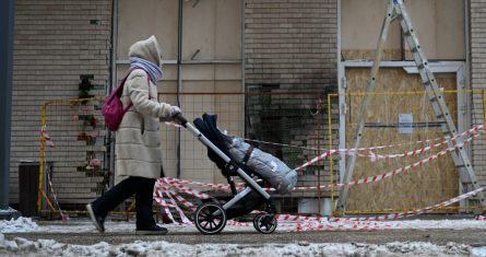 Una persona pasa por un bloque de apartamentos en Moscú, Rusia