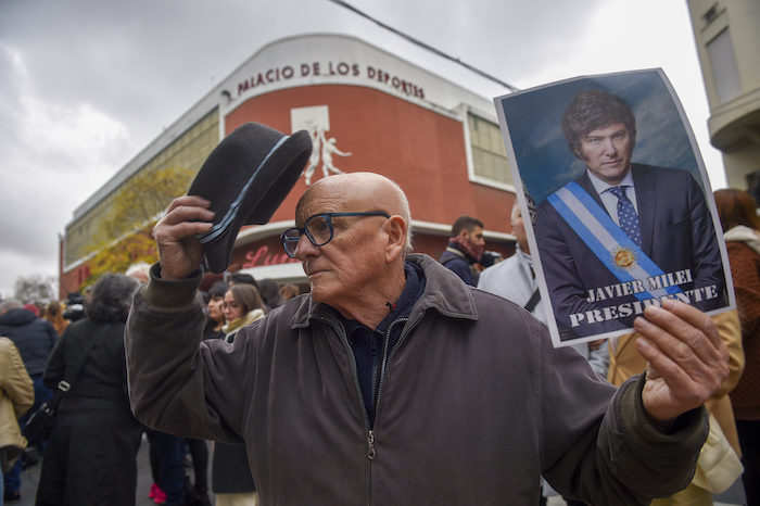 Simpatizantes del Presidente argentino Javier Milei llegan a un estadio para la presentación de su libro.