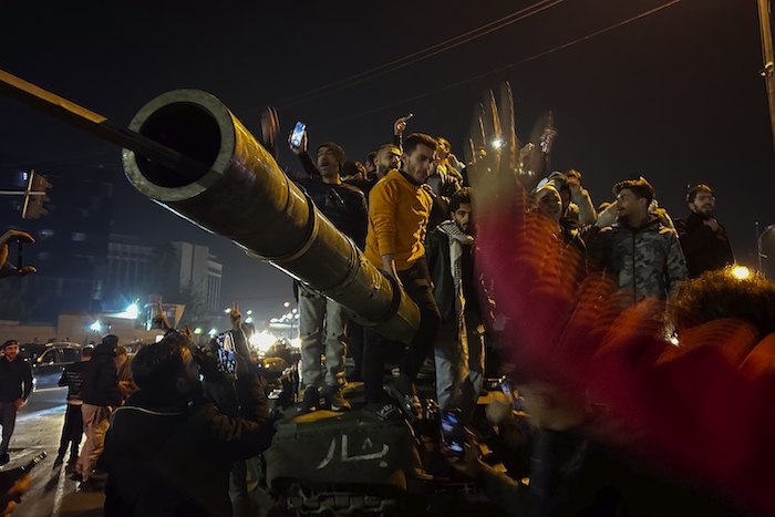 Sirios celebran la llegada de combatientes de oposición a Damasco.