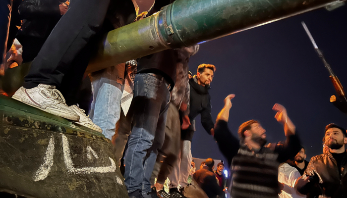 Sirios celebran la llegada de combatientes de oposición a Damasco, Siria, el domingo 8 de diciembre de 2024. 