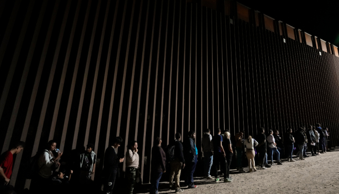 “Vamos a gastar cientos de millones de dólares más en construir el mismo muro que ya tenemos”, dijo Trump. “Es casi un acto criminal”.