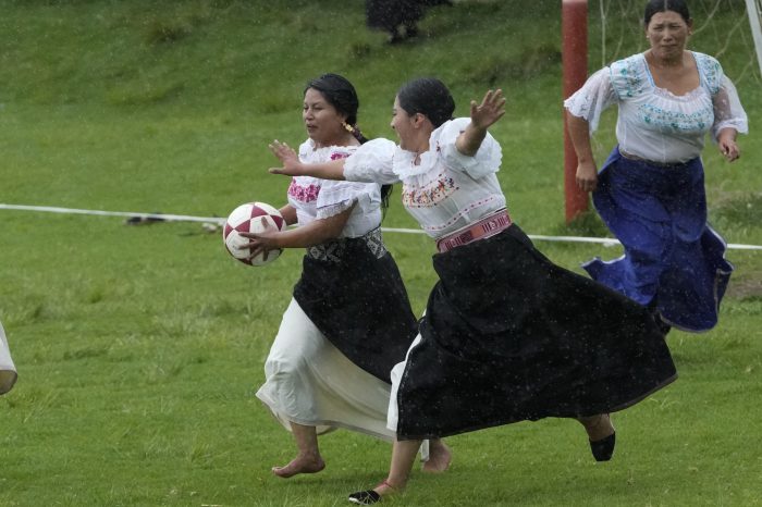 Sissa de la Cruz, a la izquierda, y Sisa Guandinango luchan por la pelota en Ecuador.