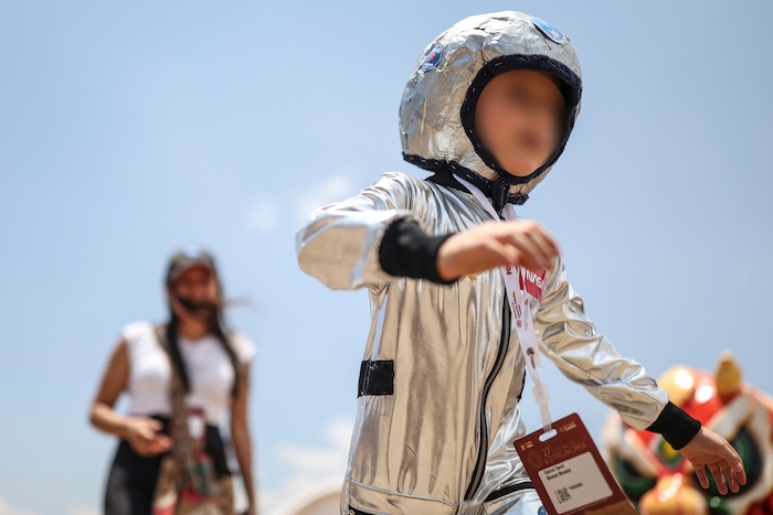 Un niño vestido de astronauta acude al Festival de Astronomía.