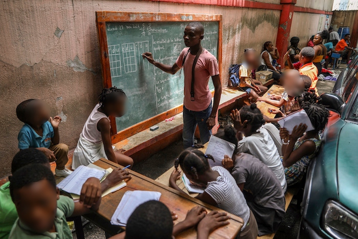 Un profesor enseña matemáticas a niños en Haití.