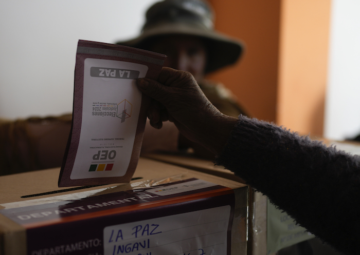 Una mujer aymara emite su voto durante las elecciones judiciales en Bolivia.