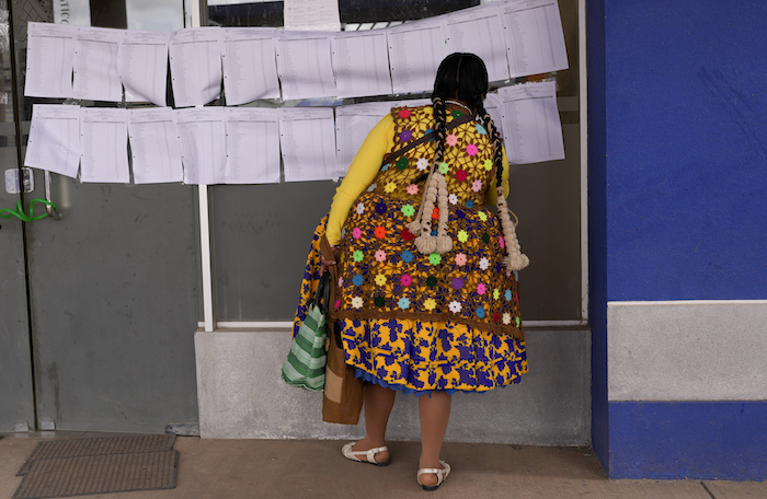 Una votante busca su lugar para sufragar durante las elecciones judiciales en Bolivia.