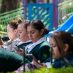 Cuatro mujeres utilizan su celular mientras descansan en una banca ubicada en calles de la Ciudad de México.