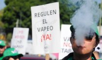 Usuarios de vapeadores protestaron afuera de la Cámara de Diputados.