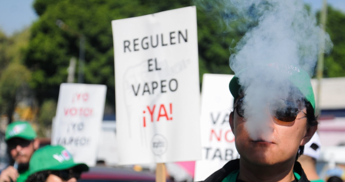 Usuarios de vapeadores protestaron afuera de la Cámara de Diputados.