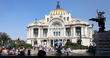 Vendedores ambulantes colocan sus puestos en la explanada principal del Palacio de Bellas Artes.